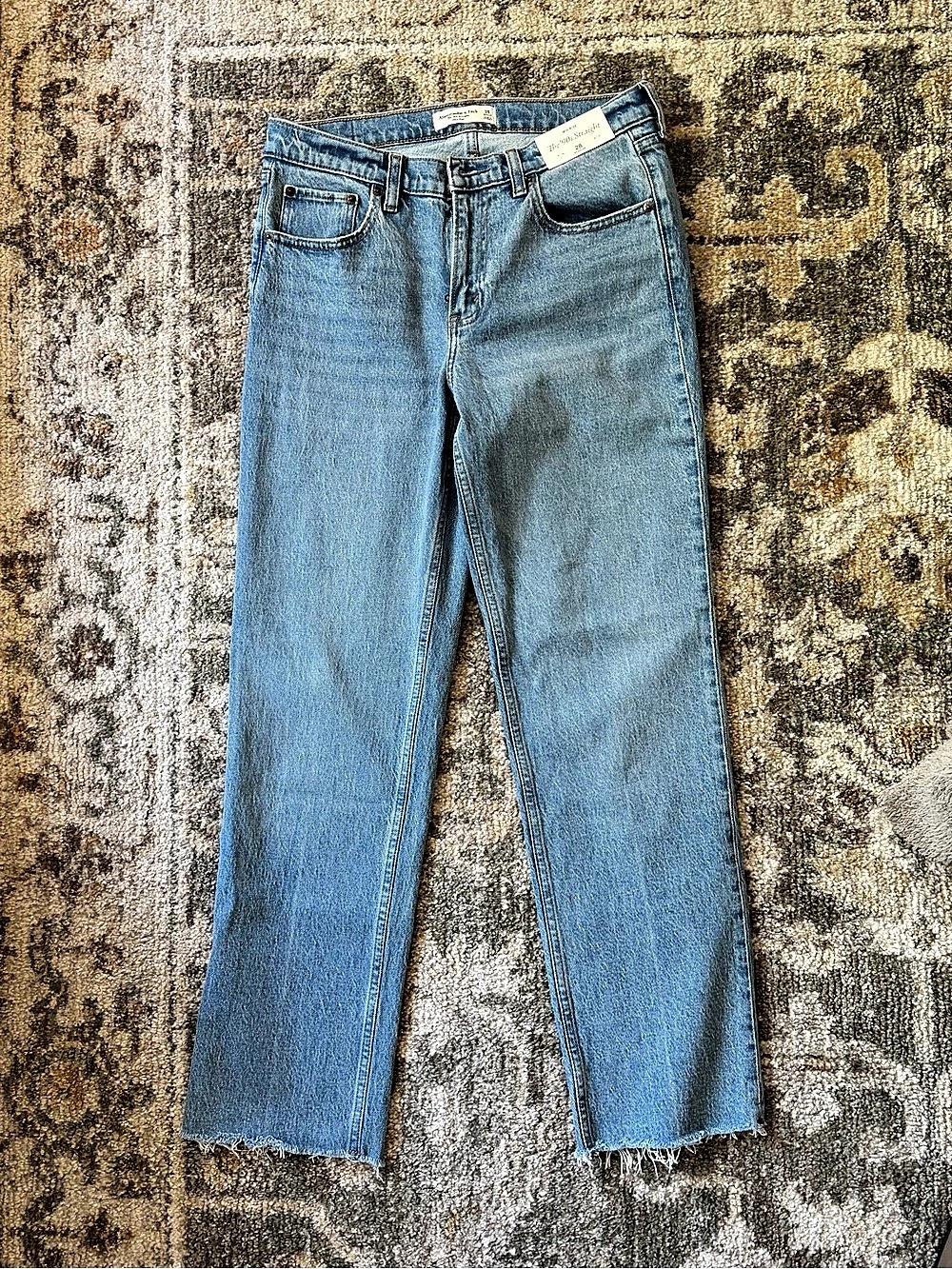 Abercrombie Mid Rise 90's Straight Leg Raw Hem Jeans in Medium Size 28